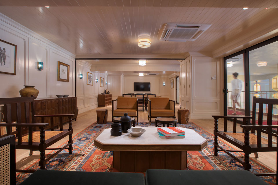 ourspaces_meetingroom1_960x640-1574661387116